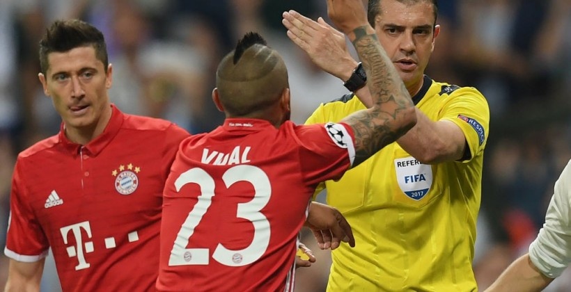 Видалю,игроку Баварии,дают сомнительную красную карточку.