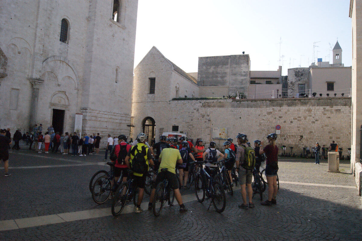 К Николаю Чудотворцу приезжают даже на велосипедах