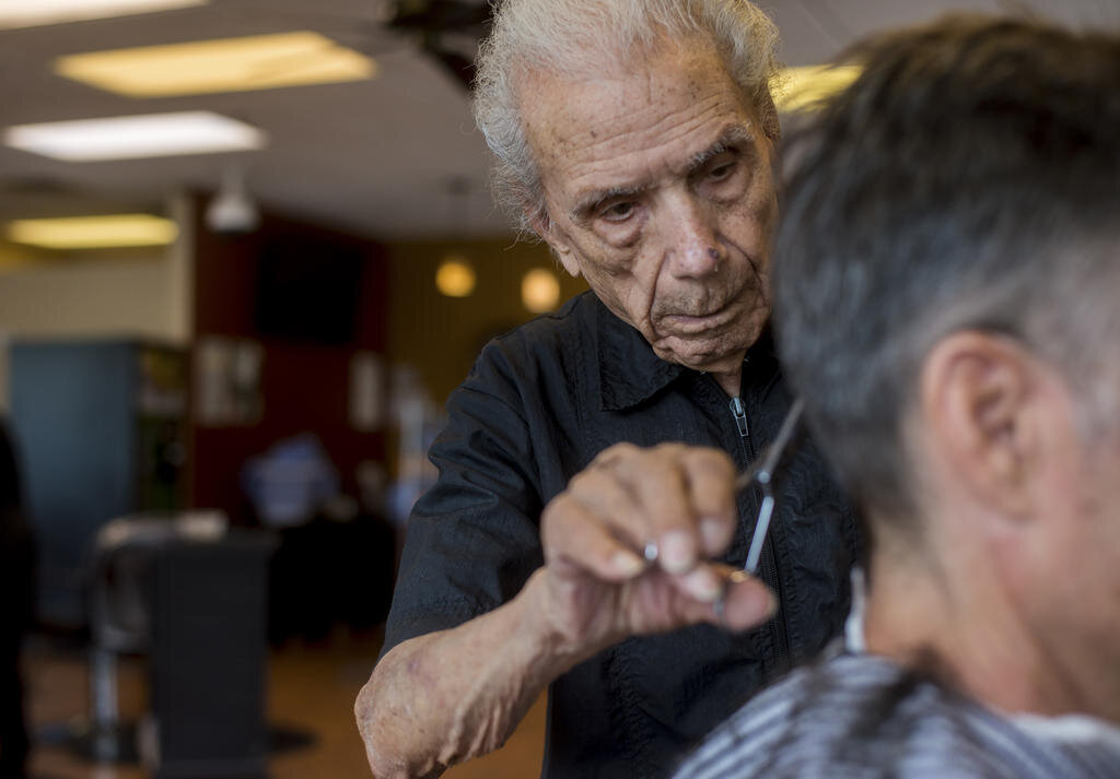 После более чем 90-летнего опыта работы нью-йоркский парикмахер Энтони Манчинелли не собирается уходить на пенсию в ближайшее время, что является настоящим подвигом для старейшего в мире парикмахера. Источник: https://www.navolne.life/ 