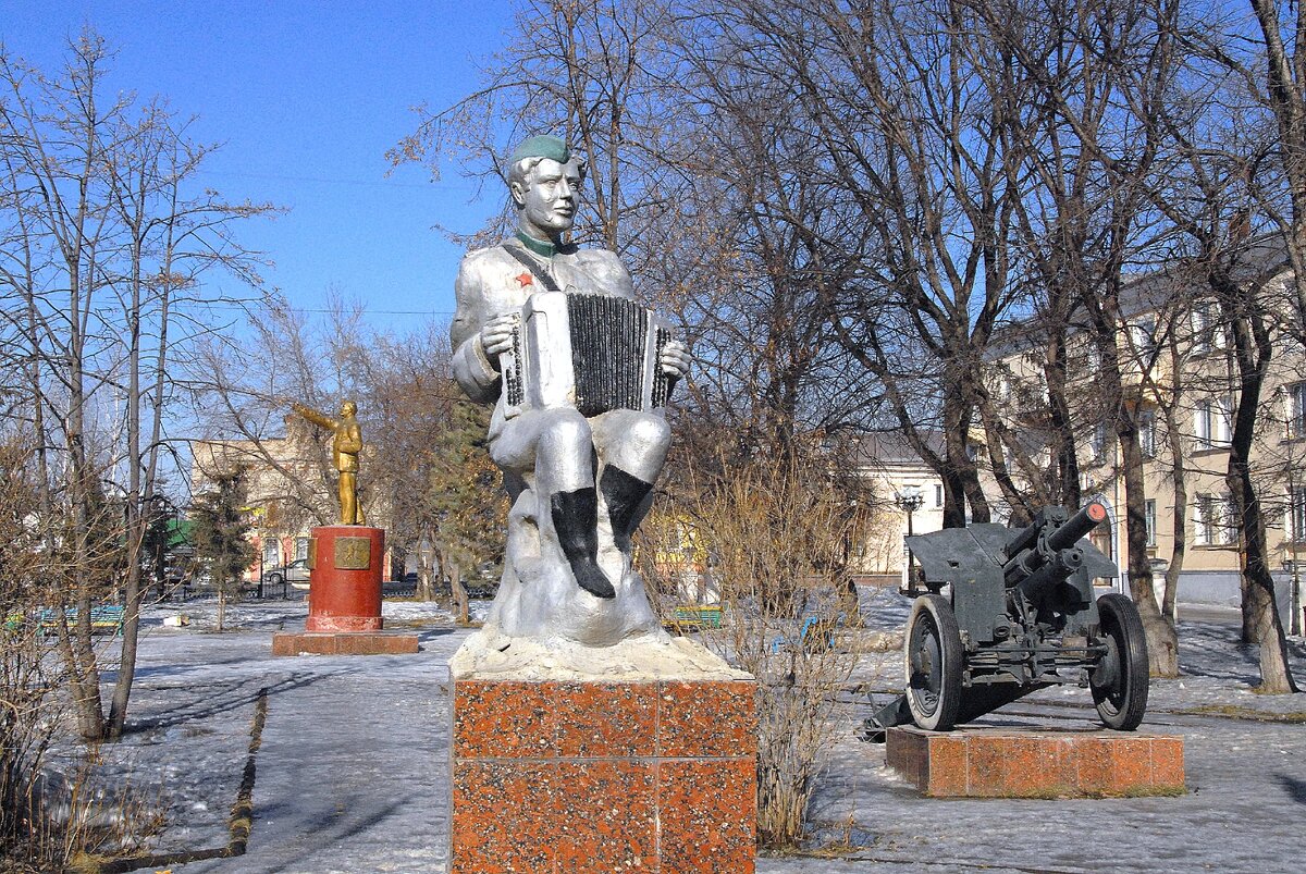 Погода сатка челябинская на месяц. Памятник Теркину в Сатке. Сквер маленький принц Сатка.