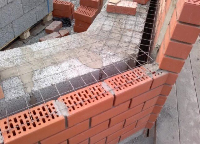 Перевязка основной стены и лицевой кладки с помощью металлической кладочной сетки