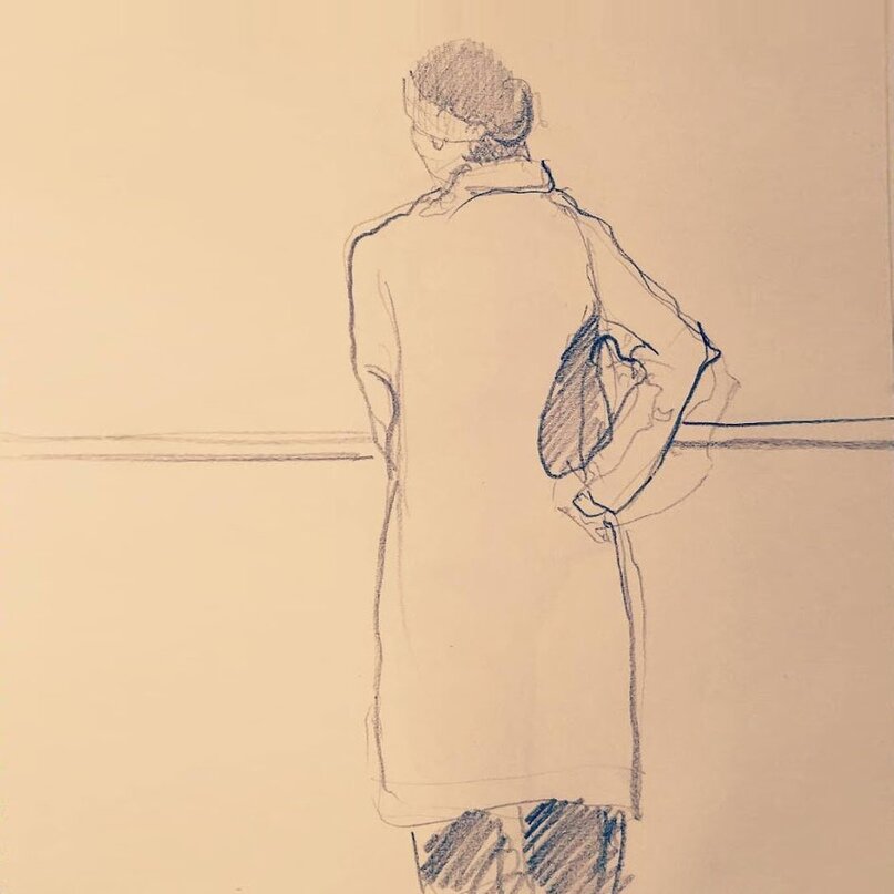 Девушка деловито заказывает вафли