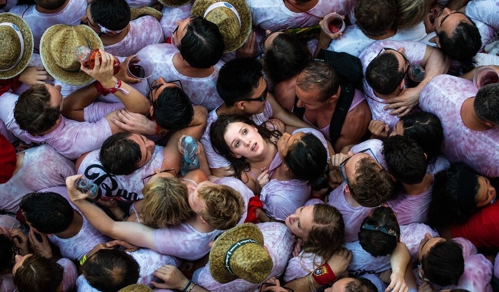 ФОТО:  David Ramos Толпа в Сангрии на фестивале Сан-Фермин. 
