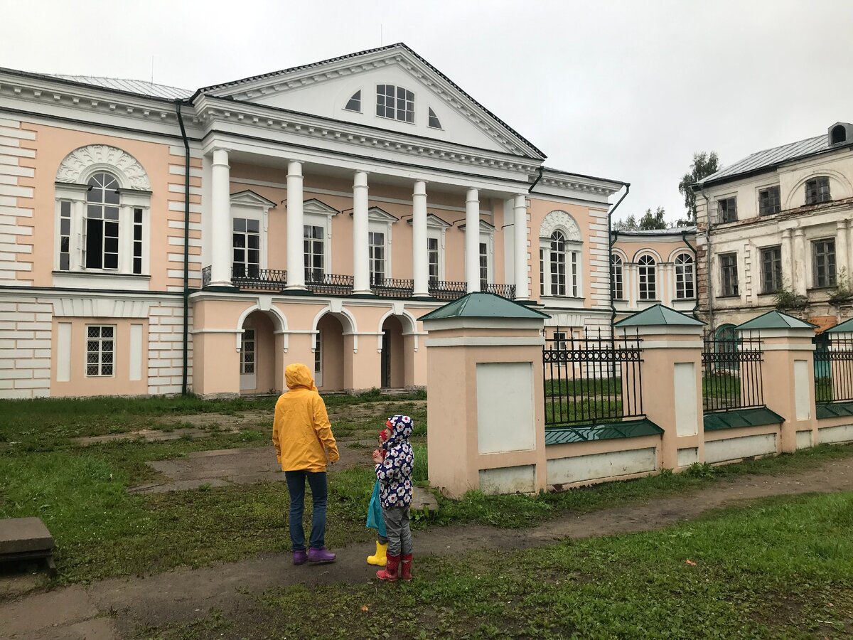 Этот дом построил один из местных купцов в XIX веке. Сейчас его потихоньку реставрируют.