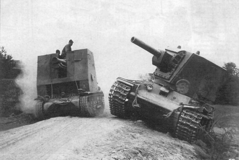 Лето 1941-го. Германская самоходка проезжает мимо брошенного на обочине КВ-2, который советские танкисты даже не удосужились взорвать…
