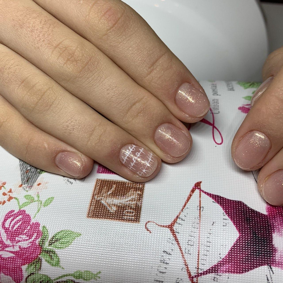 Перламутровый гель-лак с дизайном в стиле минимализм