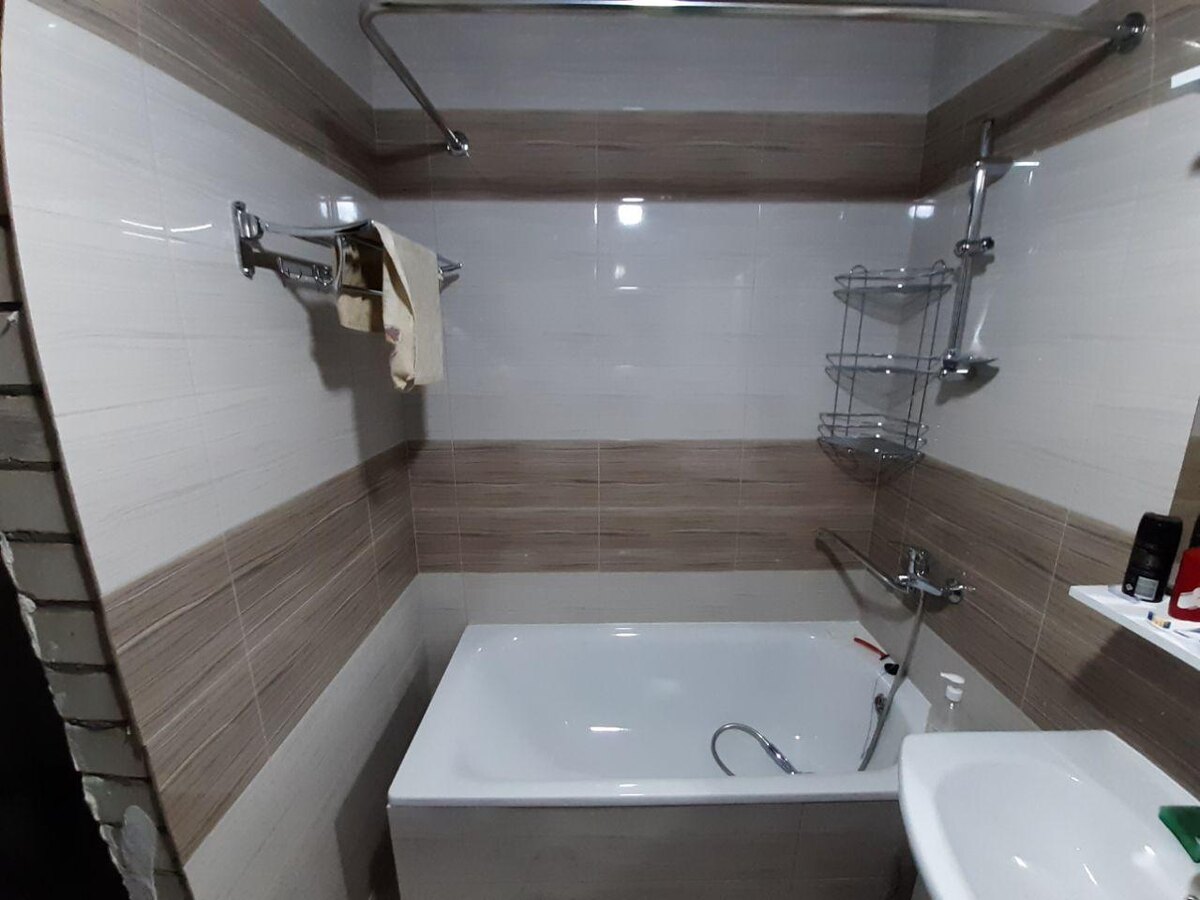 На первом этаже. Совмещенный. Первые испытания. Пока пользуемся только им. На 2 этаже двери еще не установили.