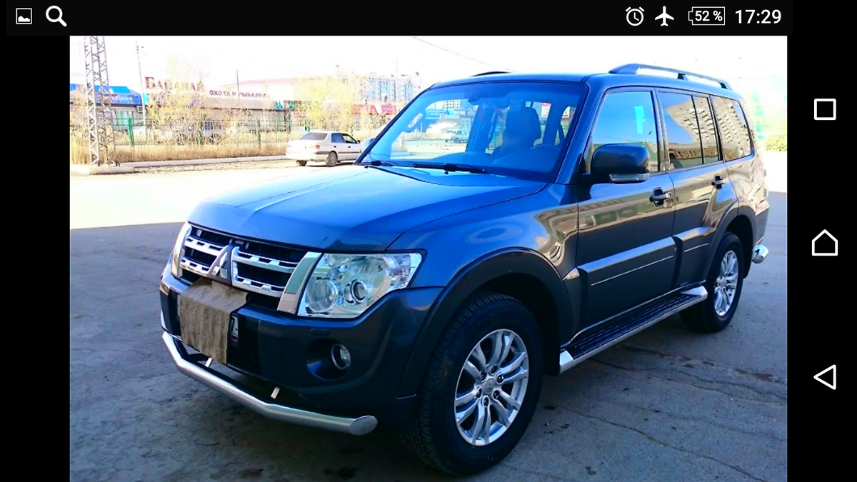 Mitsubishi pajero 4 б/у 6 лет. Тест драйв длиною в 9000 км. за 8 дней. Путешествие по России.    После того как купил pajero, выехав из салона сразу направился в Mitsubishi центр, где были приобретены масла, фильтра, охлаждающая жидкость и ещё что-то по мелочи. Далее поехал в ближайший магазин автозапчастей, где приобрёл шикарный набор инструментов, трос, насос на 12 вольт, аптечку, светоотражающую жилетку и т.д. (всех мелочей не вспомню), но старался подготовиться основательно. За всеми делами время пролетело быстро, наступил вечер, я изрядно уставший (но довольный), поехал отдыхать к родным в Подольск. 
  На следующий день автомобиль был застрахован и поставлен на учёт. Номера оставил старые, поэтому управился за день. Приехав к родным был немного ошарашен новостью о том, что сестра с двумя детьми (одному на том момент не было и двух лет) решила ехать со мной в Якутск. Радовало то, что еду не один, но очень сильно напрягал груз ответственности. (Только сейчас по прошествии пару лет, до конца понимаю, что риск был большой, если не огромный). В тотже вечер все вещи были собраны (моя сестра имеет великолепные организаторские способности) и уложены в машину (багажник у pajero 4 очень просторный). Попили кофе, прикинули по карте примерно где будем останавливаться на ночь, после первого дня нашего путешествия и легли спать.
  В 5.00 прозвинел будильник, встали, накормили детей, сели в автомобиль, вбили в навигатор Mitsubishi конечную точку маршрута и в путь, за новыми впечатлениями. 
  Машин на дороге было не много, мы удачно миновали Москву, вышли на трассу (дети спали) и я плавно утопил педаль акселератора. Гружоный паджеро двигается по трассе так мягко, а управление настолько отзывчивое, что его можно сравнить с морским лайнеров. Стрелка устаревшей навигационной системы, ничего кроме тонкой синей линии маршрута не показывала. Я выставил круиз контроль (90км/ч), включил музыку, сестра достала атлас советских дорог. Так незаметно время подошло к обеду (я успел сделать первый замер по расходу топлива). Дети проснулись и мы остановились у придоржного кафе. Они покушали (я не обедал все 8 дней нашего автопробега, опасался уснуть), я выпил пару чашек крепкого, натурального кофе и снова в путь. Дорожное покрытие отличное. К вечеру добрались до Казани, остановились в отеле, который находился рядом с трассой. Поели и легли спать. Так прошол первый день нашего путешествия. 
  Подъем в 5.00, пошол заправил и проверил автомобиль - всё отлично. Поели, попили, снова в дорогу. Дети как обычно спали, машин на дороге не было, я увеличил скорость и до обеда успел сделать второй замер по расходу топлива. Пообедали, дозаправились, взял пару энергетиков себе в дорогу и снова в путь. Пейзаж за окном постоянно менялся, но расписание по которому мы жили оставалось прежним. К вечеру второго дня добрались до Кургана. В очередном придоржном отеле сняли хороший номер (с ванной и туалетом), сдал под охрану автомобиль, поужинали, помылись и легли спать.
  Подъем как обычно в 5 утра, завтрак, заправка и снова трасса. Поездка не напрягала, "паджерик" вёл себя достойно (что ему ровная, алфальтированая дорога). Салон в автомобиле просторный, сиденья удобные, климат контроль адекватный, вобщем всё было замечательно. Так в дружной, веселой компании, пролетел третий день нашей поездки. К вечеру мы были в Новосибирске. 
  Тажа схема, 5.00 подъем, дети уже привыкли, сели в машину и легли спать. Выехали на трассу,     асфальт ровный, за окном красивый пейзаж необъятной нашей Родины! С начала нашего путешествия, пролетело несколько областей и часовых поясов. Сестра продолжала снимать всё на видеокамеру. Я, не мог позволить себе отвлекаться и постоянно следил за дорогой. Ужинали мы уже и ночевали, в одной из гостиниц Красноярска. 
  Пятый день начался как обычно, лишь незнакомый пейзаж за окном давал понять, что мы двигаемся к нашей цели, а не ездим вокруг Подольска. К автомобилю я давно привык, каждое утро осматривал и убеждался в том, что сделал правильный выбор, купив именно этот Mitsubishi pajero 4. Поездка в этот день затянулась, так как мы не могли найти номер для ночлега. Все придоржные мини отели были переполнены людьми, которые возвращались с чемпионата мира по футболу, но по разным причинам решили остаться сдесь. Нам пришлось ехать по темноте еще 200 км. Двигаясь ночью по неосвещеной трассе я сделал вывод, что свет (особенно ближний) у pajero отвратительный и оптику надо будет обязательно поменять. Во втором часу ночи, мы заехали в неизвестный нам до того времени п.Мотты. Сняли номер в отеле (я не ожидал увидеть в таком месте, такой отличный отель), поужинали, договорились что завтра будем отсыпаться и легли спать. 
  Будильник утром не звонил. Проснувшись я осмотрел номер, меня поразили его огромные, заштореные окна. Выйдя на шикарную лоджию, оцепинел от увиденного. Прямо под ногами плескался Байкал. Очень долго стоял, смотрел и наслаждался увиденной красотой. Проснувшаяся сестра, тоже была очарована этой красотой. Взяв детей, мы спустились со второго этажа своего номера и пошли позавтрокать. В кафе на первом этаже играла музыка. Цены, выбор и качество обслуживания, приятно удивили. Во всем отеле, кроме нас, остановилась только одна семья - муж с женой, путешествующие на машине как мы. Сытно позавтракав, мы пошли купаться. Время до обеда быстро пролетело. Накормили детей, собрались и поехали. Долго петлями и не могли выехать на трассу, навигатор глючил так, что я поехал в обратном направлении. Навигация одумались, мы развернулись и продолжили наше путешествие. Дорога петляла, озеро Байкал было видно, но оно находилось далеко. Проехав около двухсот километров, подъехали к месту где от дороги до озера, нас разделяла малозаболоченая местность шириной около 300 метров. На такой резине я бы никогда не рискнул лезь в болотину, но по близости работали дорожники. В машине лежал капроновый трос, в кармане деньги, было решено - пробираемся к Байкалу. Съехал с трассы, включил полный привод с пониженой передачей и полез по бездорожью. Паджеро проваливался по подножки, но медленно и уверено полз к намеченной цели. Выехали на берег, он был усыпан мелкой галькой. В этом месте озеро мелкое, вода тёплая и чистая, все пошли купаться. Пару часов провели на берегу Байкала, но нужно было выбираться. Перед самым выездом на сухое место забуксовал. Выключил понижайку, АКПП перевёл в ручной режим, включил вторую скорость, заблокировал пренудительно дифференциал заднего редуктора и мы смогли выехать. Поднялись обратно на трассу и продолжили движение. 
Шестой день нашего путешествия, стал самым запоминающимся и насыщеным положительными эмоциями. Все были в восторге, а к ночи мы смогли добраться до Читы.  Отель в котором мы остановились, снаружи больше напоминал развалины, но внутри очень даже ничего. Комната просторная, душ, туалет, телевизор - вобщем всё неплохо. 
  Утро седьмого дня ничем не отличалось от первых пяти. Да и вообще сам день, особо ничем не запомнился. Помню только, что постоянно шёл дождь.К вечеру добрались до п.Ерофей-Палыч. В переди, через несколько сотен километров начиналась родная Якутия. Отель с одноимённым названием (Ерофей-палыч), очень добротный, было приятно в нем переночевать. За окном шёл ливень, а в отеле тепло, сухо, комфортно. 
  Восьмой день начался по традиции с пяти утра. Через несколько часов мы въехали на территорию Якутии, что сразу прочувствовали на себе. Шёл ливень и грунтовая дорога была размыта до предела. Тут и понадобился весь внедорожный потенциал 12-ти кратного победителя Дакара. Включив полный привод и двигаясь со скоростью вплоть до 90 км/час (на некоторых участках дороги), очень скоро смогли добраться до г.Нерюнгри. У сестры закончились карты памяти, мы заехали в ближайший магазин и снова вернулись на трассу. К 23 часам, мы с полным баком подъехали к паромной переправе в районе с.Качекатсы. 
Перед нами открылся вид на красавицу р.Лену. Паромщик сказал, что до утра никуда не пойдёт так, как нет клиентов. Мы в свою очередь, не хотели чтобы дети ночевали в машине, к тамуже до дома оставался последний рубеж - р.Лена и 100 км. асфальта. На берегу стояли ещё два автомобиля, мы переговорили с мужиками, скинулись по 5 тыс., заплатили за весь паром и менее чем через час добрались до противоположного берега реки. Я позвонил Маме (она не знала, что её дочь с внуками едут вместе со мной), сказал что скоро буду. Крайние 100 км. пролетели незаметно и к часу ночи мы въехали в город. Заехали в цветочный магазин, сестра купила букет и уже через 20 минут я нажал кнопку домофона. Дверь открылась, мы поднялись. На пороге квартиры стояла ничего не подозревающая Мама. Она конечно очень обрадовалась, сестра с детьми зашли в дом, а я поехал дальше. На другом конце Якутска, меня ждали жена и дети.
  С того времени прошло почти 2 года,. Я до сих пор езжу на этом Mitsubishi pajero 4, накатал 22,5 тыс.км.. Автомобиль не разу не дал повода усомниться в моём выборе. Сейчас я точно знаю, что это один из самых надёжных авто, если не сказать что самый.
  Всем удачи!!!
  