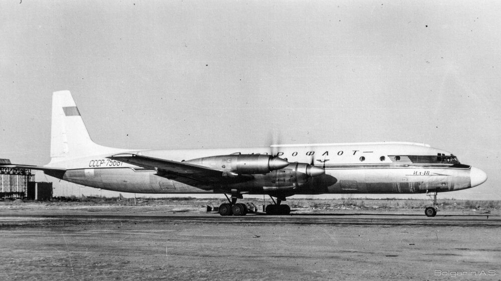 Ил-18 а/п г.Хабаровск, 1965 год. Фото: Болгарин Александр Степанович.