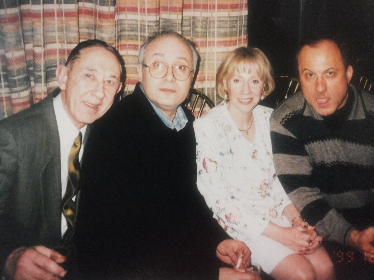 Это снимок сделан в особняке АТВ на 2-ом Казачьем переулке. Глеб Скороходов, Матвей Ганопольский, Кира Прошутинская, Иван Кононов (в ту пору вице-президент АТВ). Последний курировал + монтировал, помимо всего прочего, телевизионную версию "Бомонда".