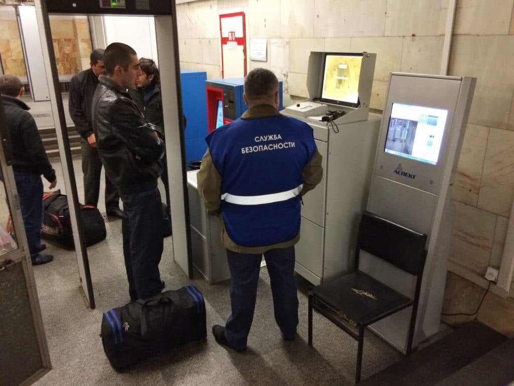Проходить. Досмотровая зона Московского метрополитена. Досмотр багажа в метро. Досмотр на вокзале. Аппарат для досмотра в метро.