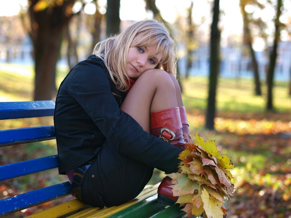 Красивые девушки в парке. Блондинка в осеннем парке. Девушка осень. Блондинка осенью. Девушка на скамейке в парке.