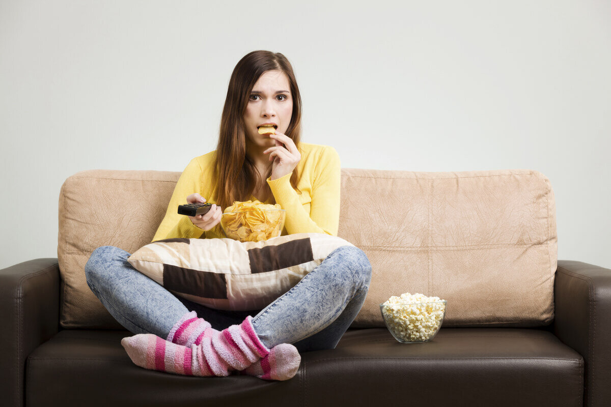 Голод — это естественное состояние, при длительном не употреблении или не достаточном количестве пищи. Но если вы чувствуете, что хотите есть постоянно, и вас начинает это тревожить, то в некоторых случаях причины для беспокойства действительно есть. Не стоит винить себя в том, что не можете остановиться, существует множество вариантов, где необходимо посетить доктора для выяснения причин голода. 
Вы узнаете почему мы хотим есть, основные причины, по которым мы хотим есть и что нужно делать при постоянном чувстве голода.