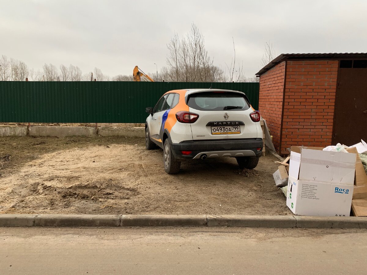 Зачем искать парковку, если можно быстро бросить автомобиль на газоне?