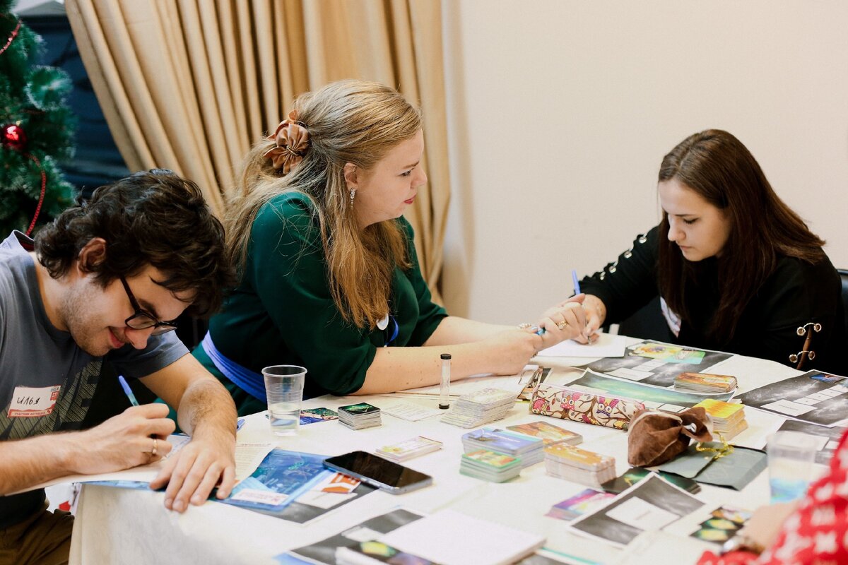 На фото провожу игру "Мой путь" на психологическом фестивале