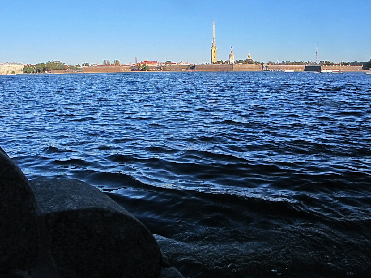 Это, естественно, Нева – ширь, простор... Ни в одном городе мира такой красавицы нет.