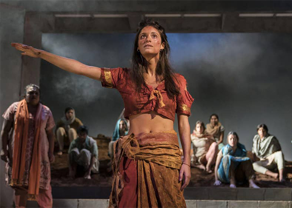 Аня Чалотра в постановке The Village