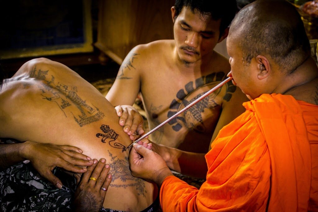 Непосредственно сам мастер и его помощники. Фото: http://2.bp.blogspot.com/-9R1uD6fRlRY/VkLeIS7lyQI/AAAAAAAAMR0/_Y07dKuVxpk/s1600/tattoo-monks.jpg