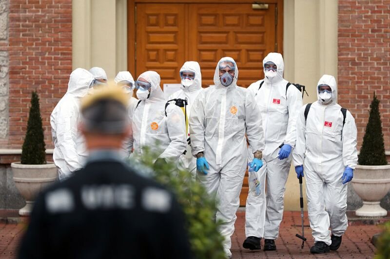 ©Reuters Служащие военного подразделения по чрезвычайным ситуациям (UME) у дома престарелых в Мадриде после проведения дезинфекционных процедур.