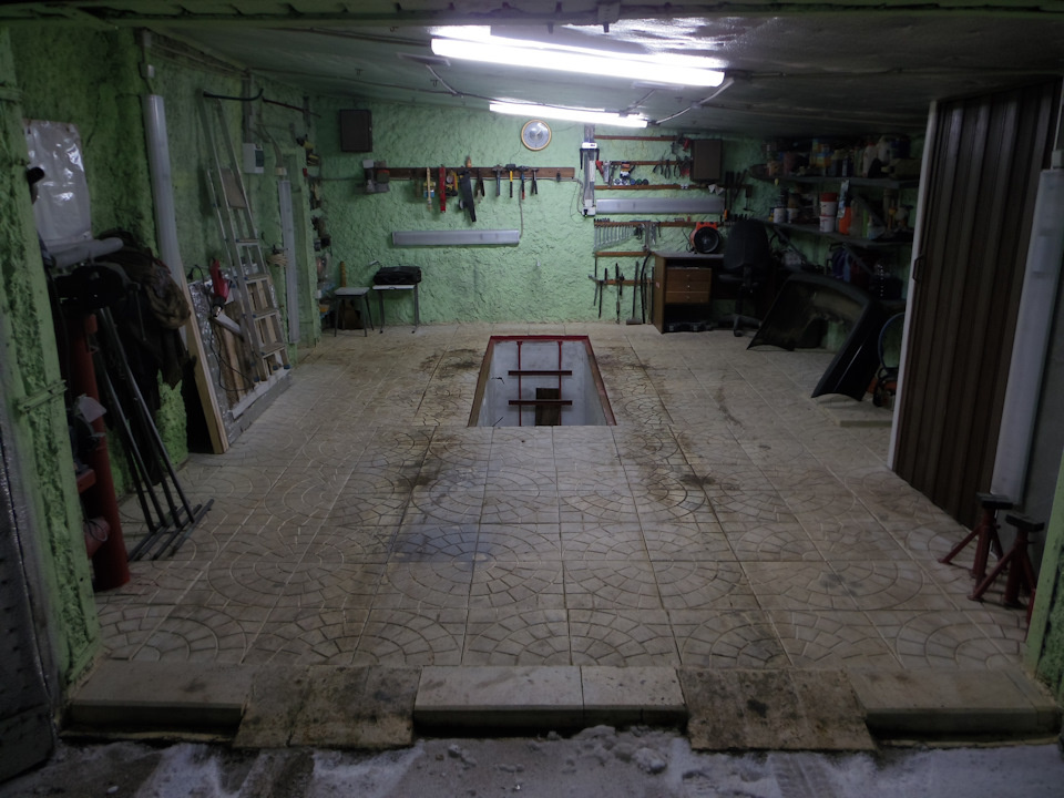 Гараж с ямой.    https://a.d-cd.net/2936381s-960.jpg