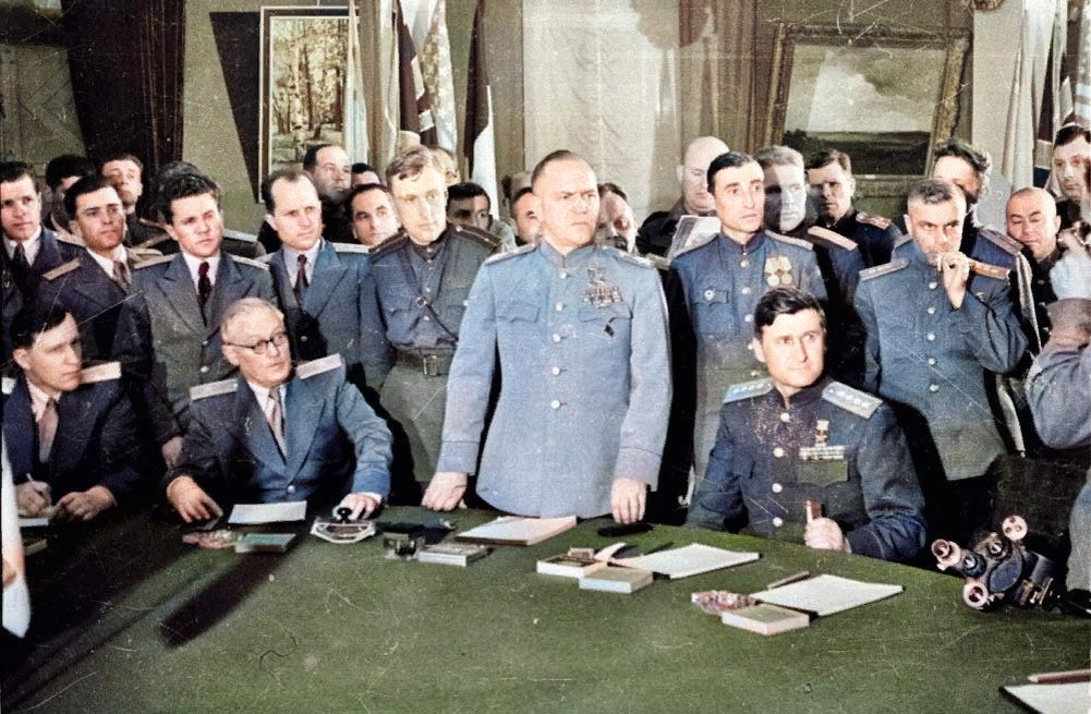 В. Д. Соколовский (сидит крайний справа) при принятии Г. К. Жуковым акта капитуляции Германии. 1945 год.