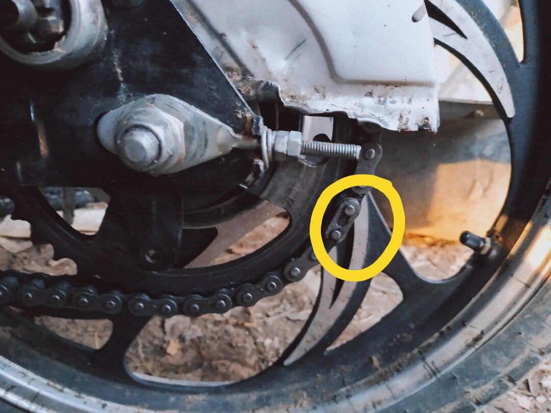 На фотографии отмечен цепочный замок .