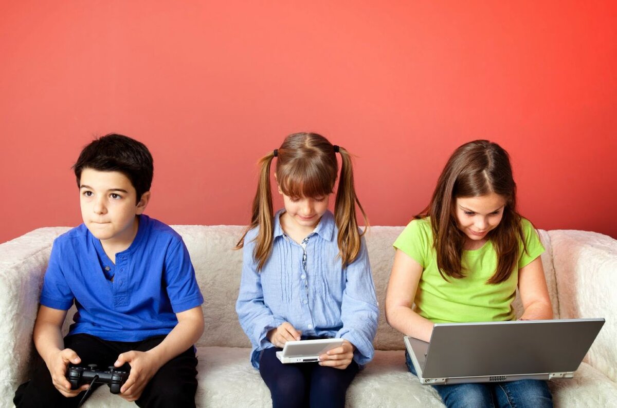 Много времени в гаджетах. Компьютерные игры для детей. Современные дети и гаджеты. Общение в интернете дети. Подросток сидит в интернете.