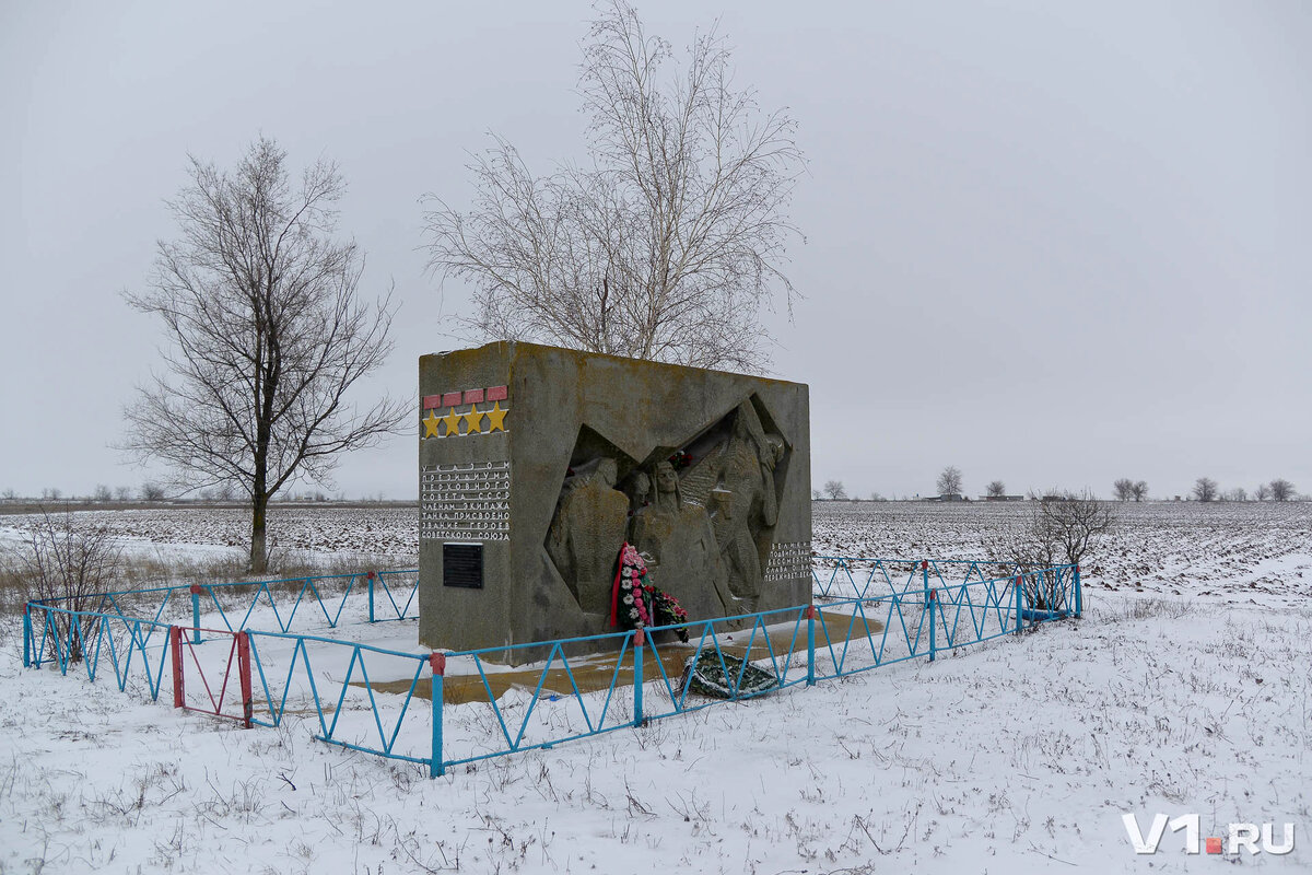 Памятник истории федерального значения, место героической и трагической гибели экипажа танка обнесено аляповатой кладбищенской оградкой