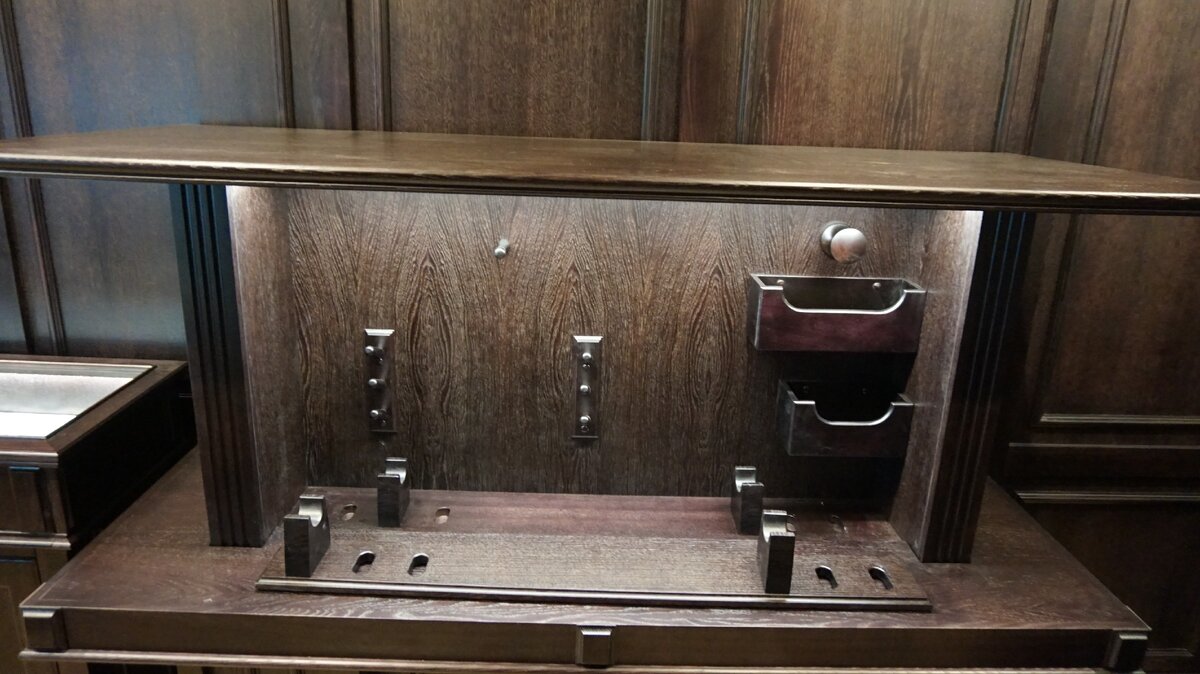 Рабочий стол с потайным отделом для чистки оружия