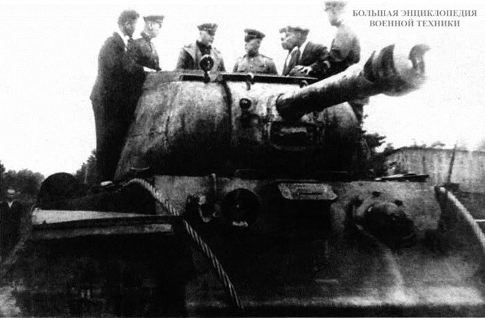 Маршал Советского Союза К. Ворошилов осматривает танк КВ-1С с установленной на нем 122-мм гаубицей. Центральное артиллерийское конструкторское бюро, весна 1944 года