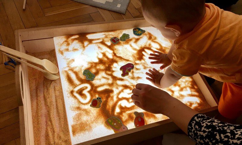 Играть с песком можно как на улице, так и дома.