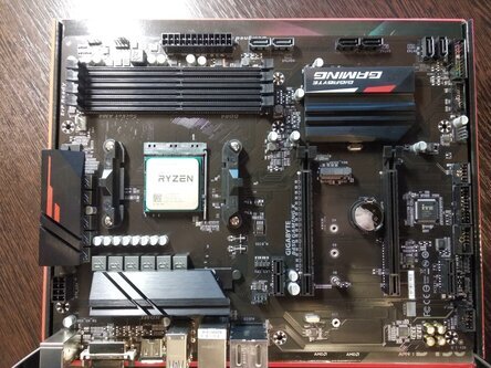Самую бюджетную microATX материнскую плату на B450 за 4000 брать не стал, охлаждения цепей питания там практически нет. Решил добавить 1300 руб. и взял GIGABYTE B450 Gaming X, выбор пал на нее, так как худо-бедно, но реализована система охлаждения ключевых узлов. Отзывов по материнке на сайте производителя мало (значит должна работать хорошо), в основном вопросы по убогому Bios GIGABYTE в разделе настроек памяти.
