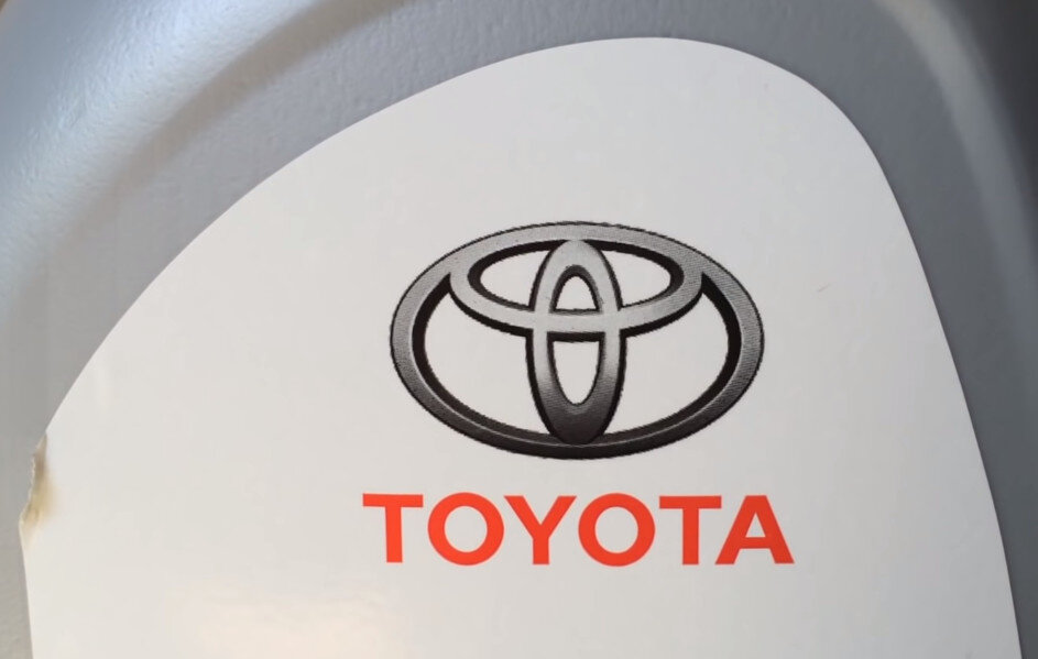 Это шильдик Тойота на подделке