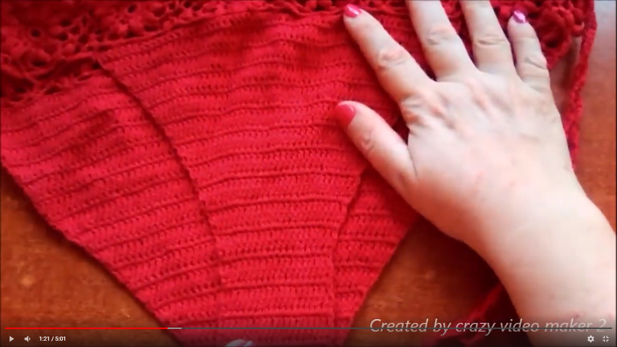 Основное полотно плавок связано столбиками с одним накидом. Вид спереди.