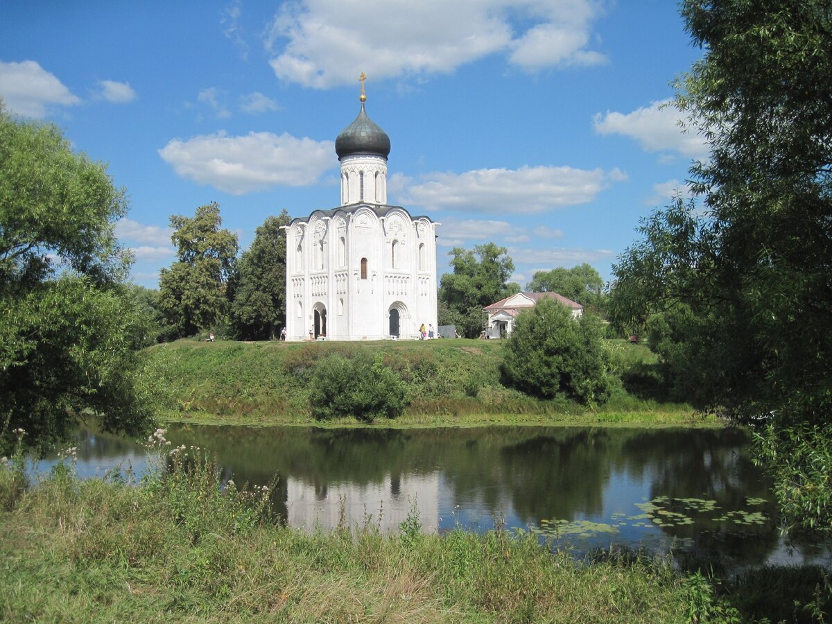 Храм Покрова-на-Нерли (Нерль - это река на которой он стоит) 1165 год. 