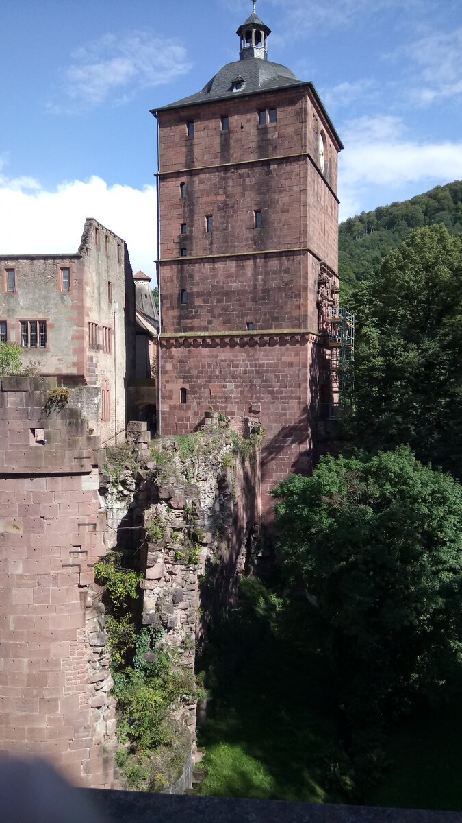 Одна из башен замка.