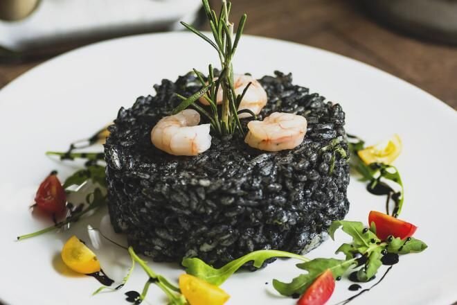 ризотто с черным рисом и морепродуктами