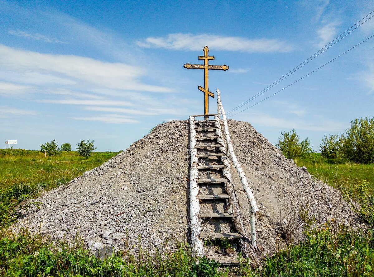 Сев крест. Поклонный крест Устьянский район. Часовня, памятный крест Салехард. Поклонный крест Десногорск. Каменка деревня крест.