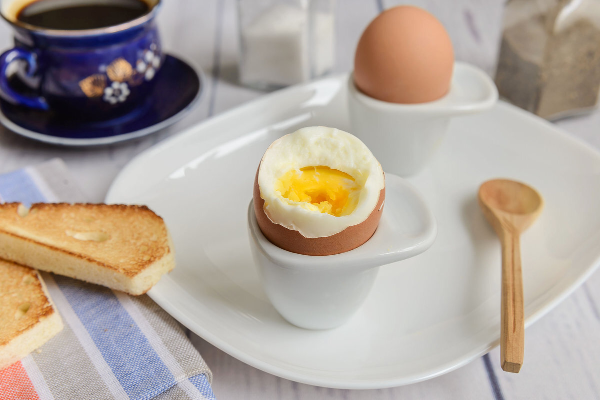 Варить завтрак. Завтрак с яйцом. Яйца всмятку на завтрак. Завтрак с вареными яйцами. Красивый завтрак из яиц.