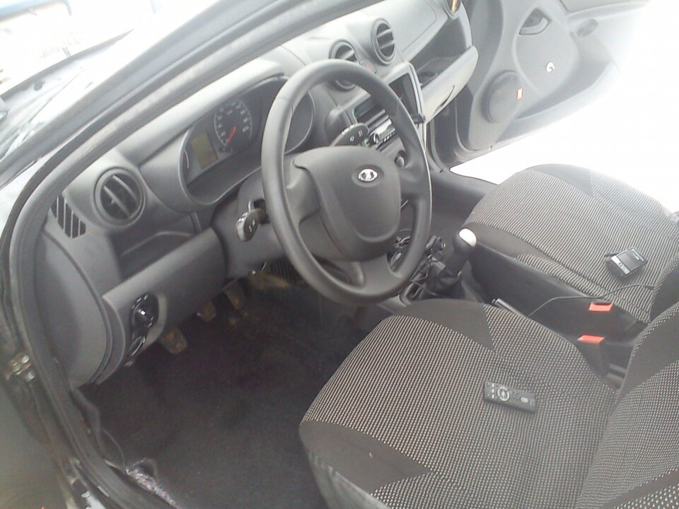 Интерьер Гранты. Видно много ниш и полочек для всевозможных мелочей.