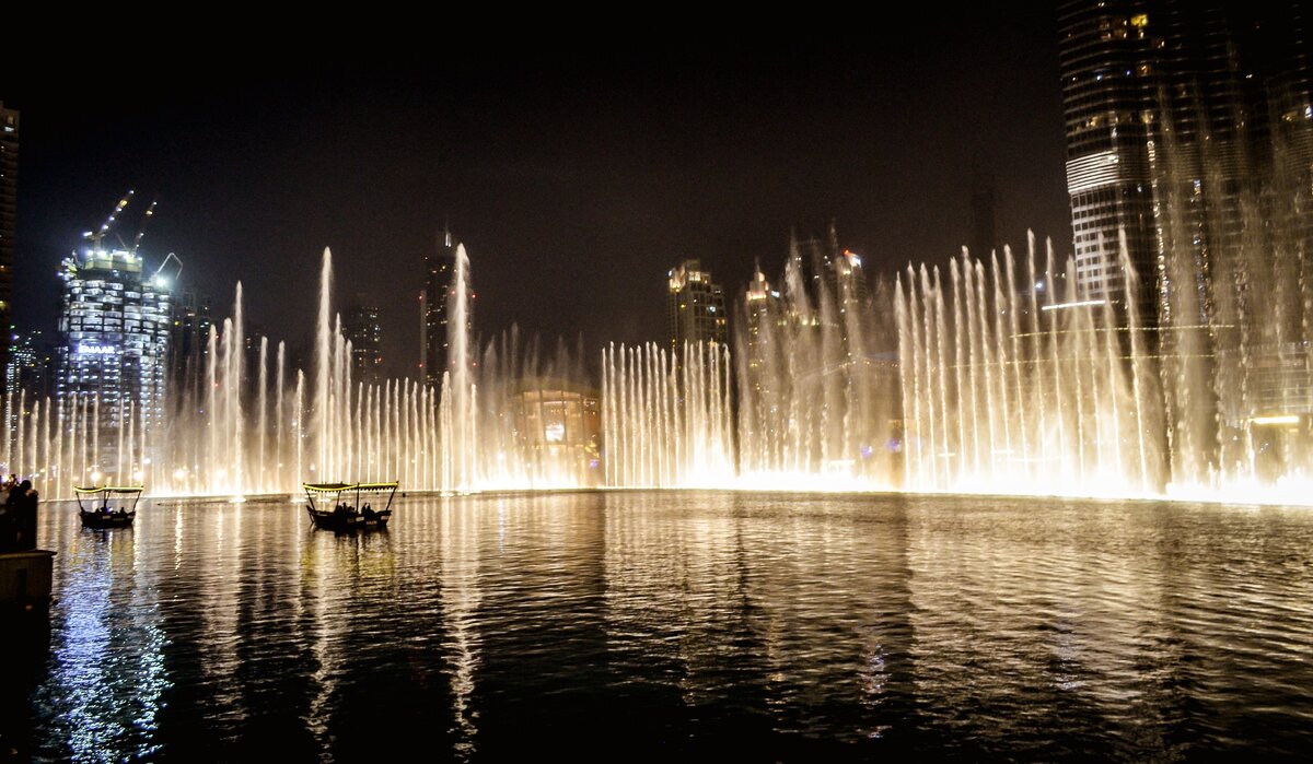 Вдоль фонтана можно плавать на лодочках