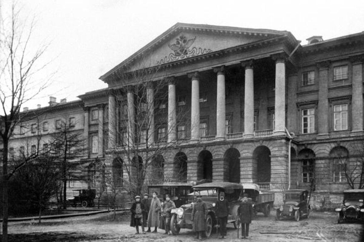 Смольный Институт. 1917. Фотография: petrograd1917.ru