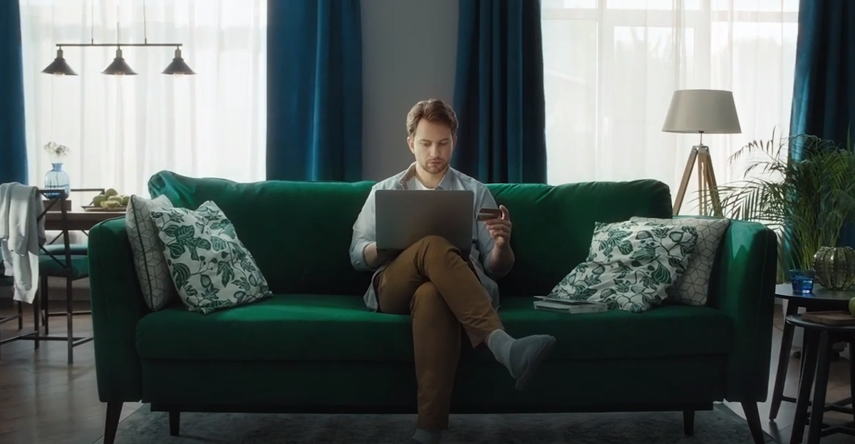 Кадр их рекламы Сбербанка молодой актер Андрей Васильев. Листаем далее галерею