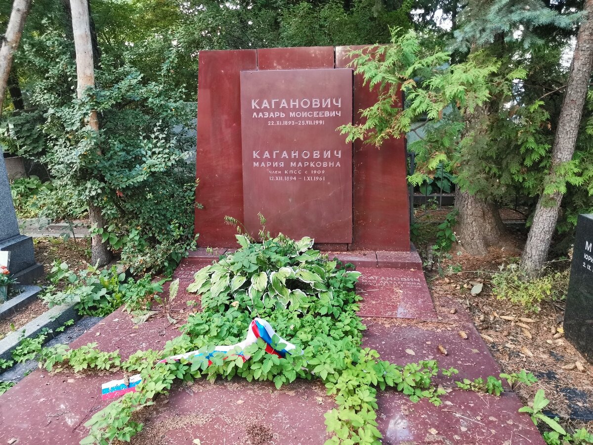 Могила ширвиндта на новодевичьем кладбище фото. Новодевичье кладбище могила Хрущевой Нины. Похоронен на Новодевичьем кладбище в Москве.. Могила Жириновского на Новодевичьем кладбище.