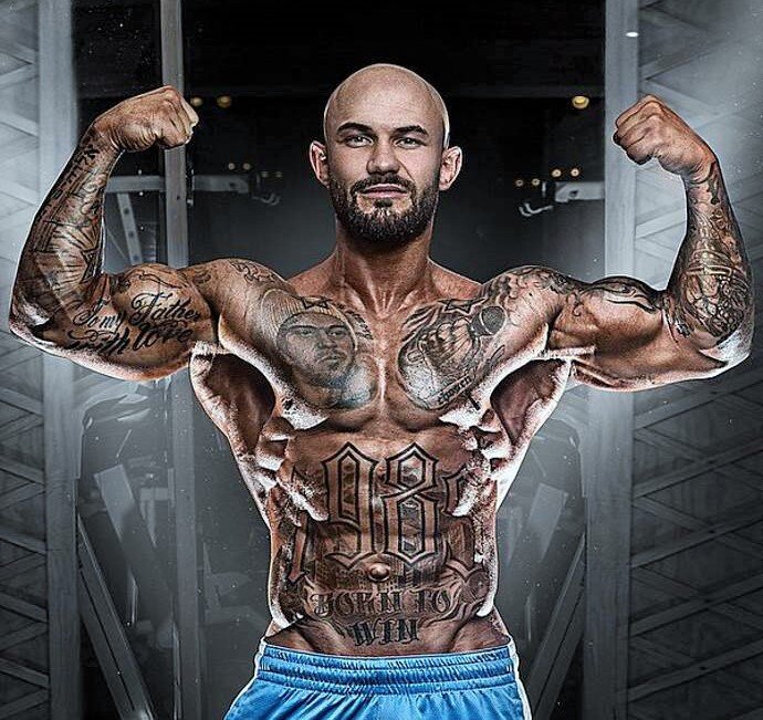 Красивое спортивное тело - это уже априори составляющая образа успешного артиста