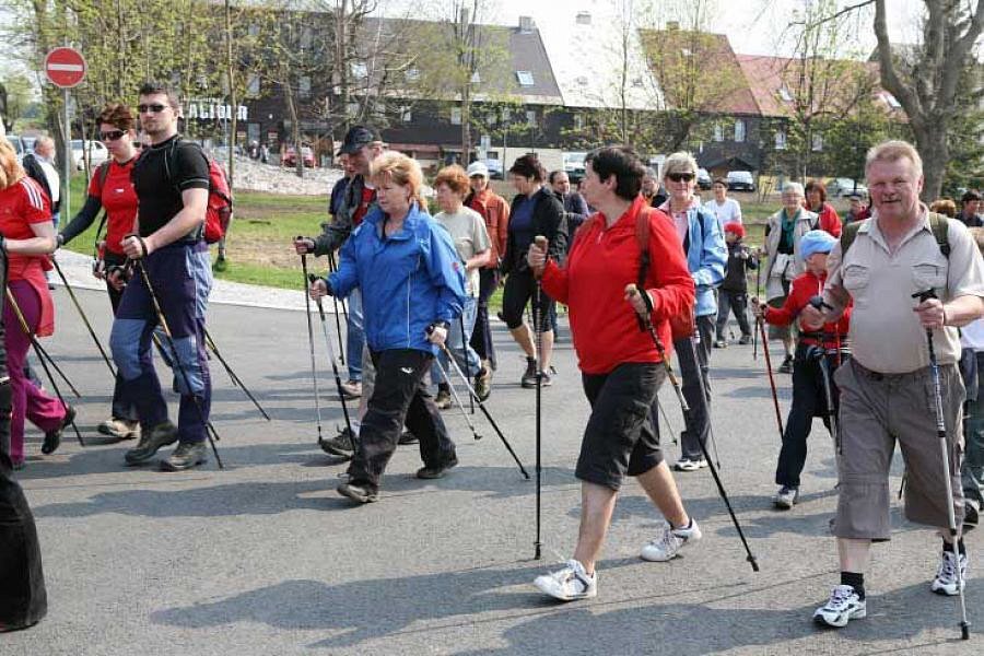 Скандинавская ходьба

Скандинавская ходьба была основана очень давно. В теплое время года лыжники тренировались без лыж, что и способствовало появлению скандинавской ходьбы с палками.

Скандинавская ходьба с палками техника ходьбы, польза для пожилых: