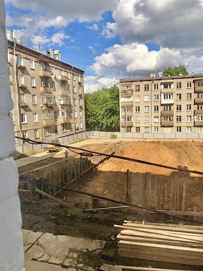 Вид из окна жилого дома на улице Ивана Франко 20 в Кунцево, где жителей стройкой под окнами вынуждают переселяться из своих домов. 