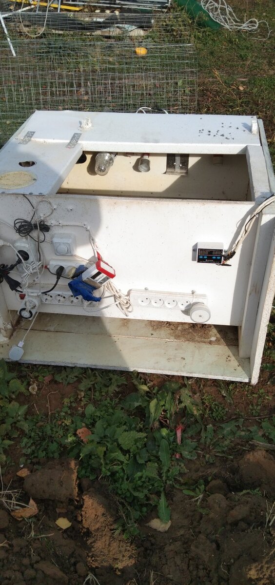 Получилась занятная конструкция из старого офисного стола, но не совсем надежная. Сейчас от ее эксплуатации я окончательно отказался в пользу двух здоровых мармитов из нержавейки для вторых блюд, оставшихся после закрытия последнего почившего предпенсионного проекта-столовой.
