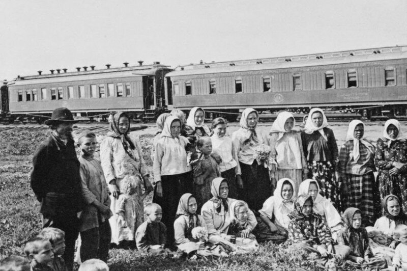 Переселение в Сибирь придумали не большевики, а Пётр Столыпин. Правда при нем переселение было добровольным.