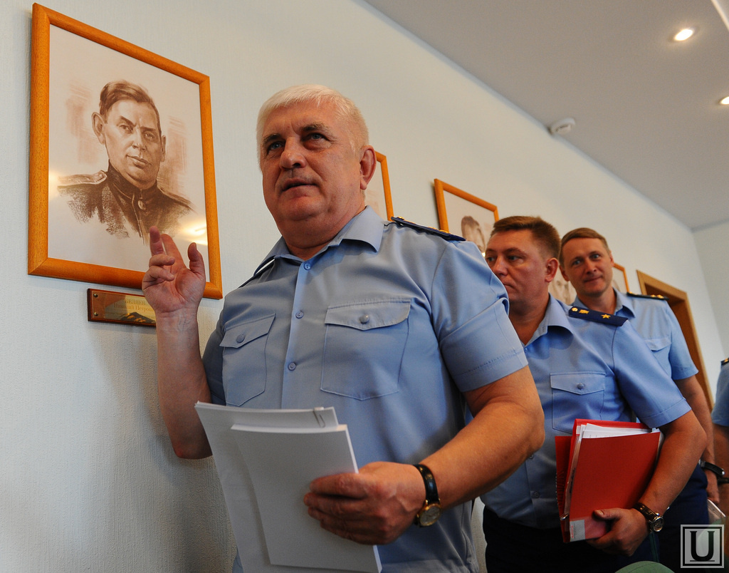 Пока в органах прокуратуры Брянской области (на переднем плане прокурор региона Александр Войтович) держат глухую оборону, ничего не говоря о возможном виновнике аварии